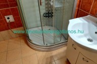 Elado-hasznalt-tarsashazi-lakas-Zalaegerszeg-kertvaros-Zala-megye.-www.becsuletesingatlanos.hu-Furdoszoba-zuhanyzoval