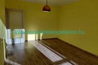 Elado-hasznalt-tarsashazi-lakas-Zalaegerszeg-kertvaros-Zala-megye.-www.becsuletesingatlanos.hu-szoba-erkellyel-2