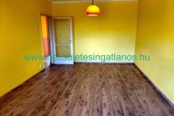 Elado-hasznalt-tarsashazi-lakas-Zalaegerszeg-kertvaros-Zala-megye.-www.becsuletesingatlanos.hu-szoba-erkellyel-szembol